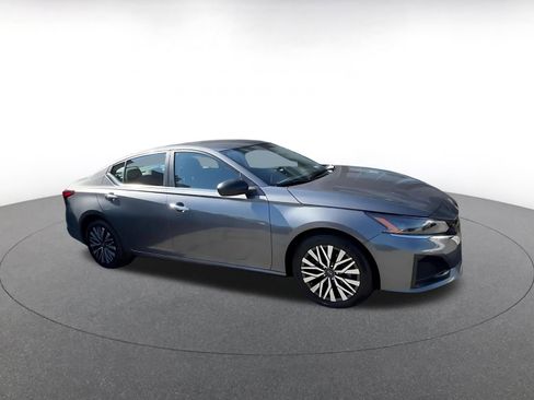 Used 2025 Nissan Altima 2.5 SV image 3