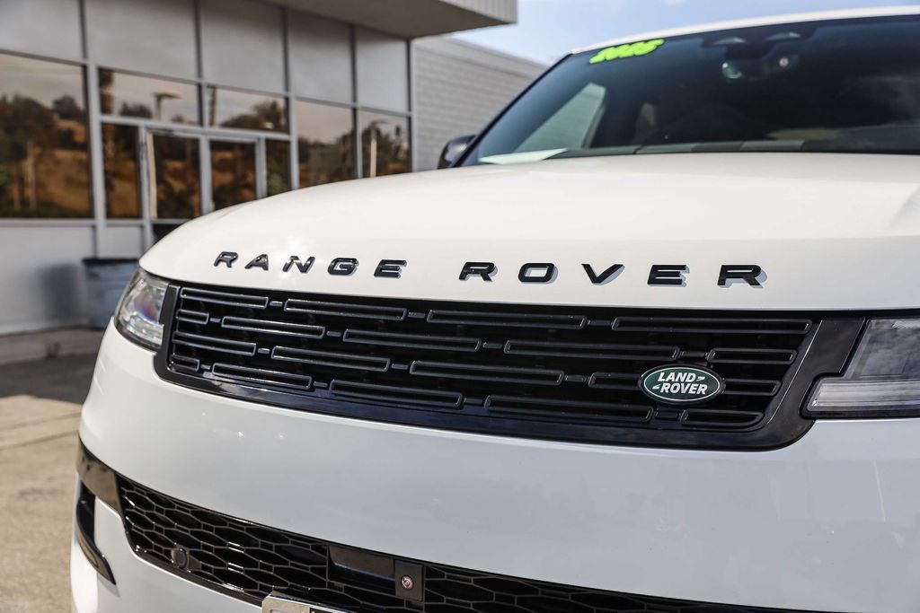 Used 2025 Land Rover Range Rover Sport SE AWD/4WD image 11