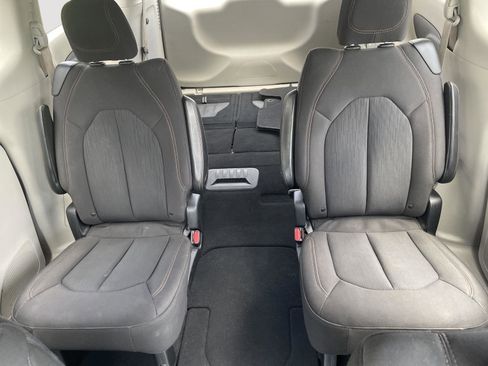 Used 2017 Chrysler Pacifica Touring FWD image 22