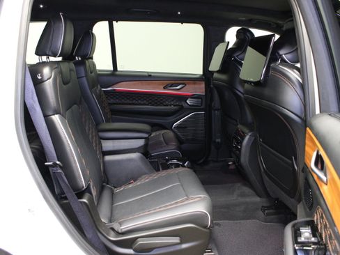 Used 2023 Jeep Grand Cherokee L Summit AWD/4WD image 17