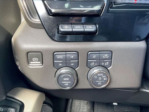 Used 2022 Chevrolet Silverado 1500 ZR2 w/ Technology Package image 33