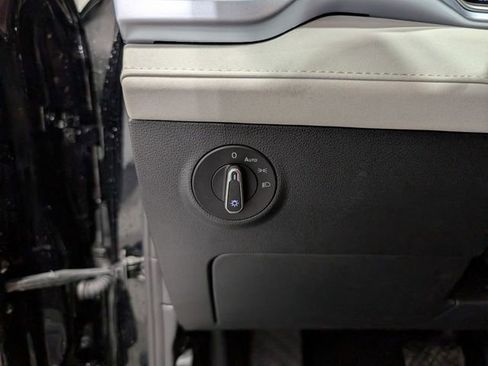 Used 2025 Volkswagen Taos SE image 18