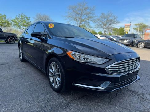 Used 2017 Ford Fusion SE w/ Fusion SE Technology Package image 4