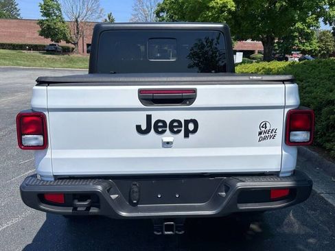 Used 2022 Jeep Gladiator Sport image 3