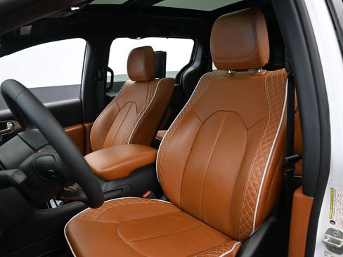 Used 2024 Chrysler Pacifica Pinnacle image 10