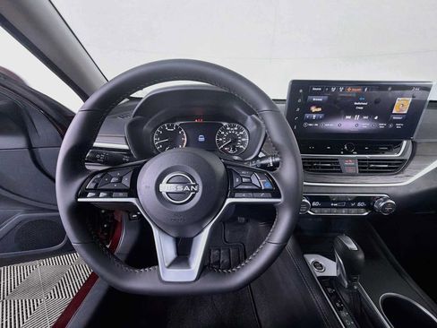Used 2025 Nissan Altima 2.5 SV w/ SV Premium Package FWD image 9