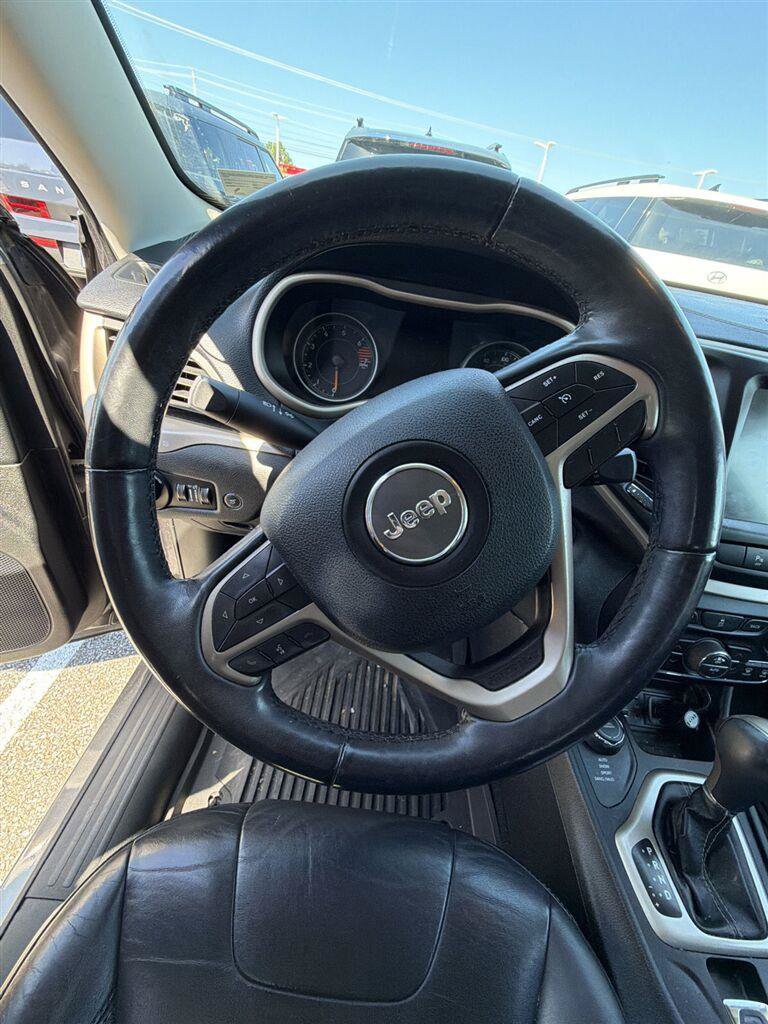 Used 2018 Jeep Cherokee Limited AWD/4WD image 13