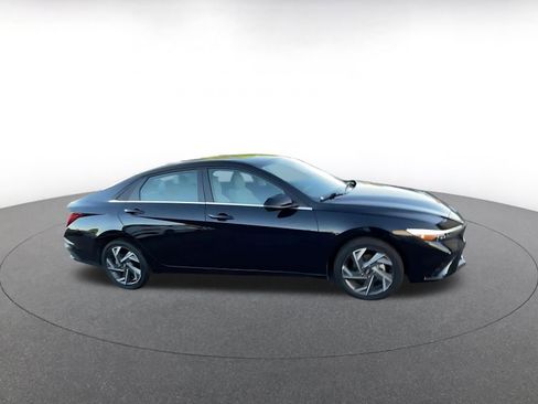 Used 2025 Hyundai Elantra Limited image 2