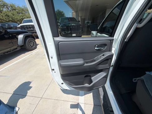Used 2025 Nissan Frontier SV AWD/4WD image 28