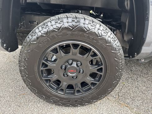 Used 2025 Toyota Tacoma SR5 AWD/4WD image 17