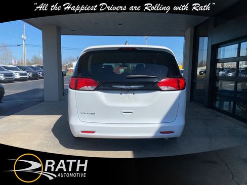 Used 2022 Chrysler Voyager LX image 7