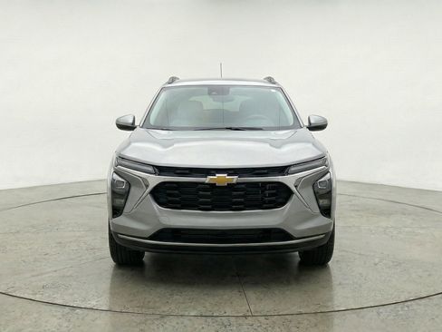 Used 2025 Chevrolet Trax LT image 2