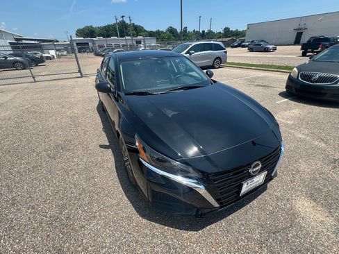 Used 2025 Nissan Altima 2.5 SV FWD image 1