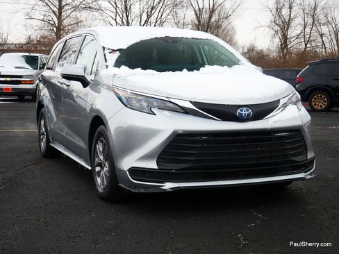 Used 2024 Toyota Sienna LE image 14