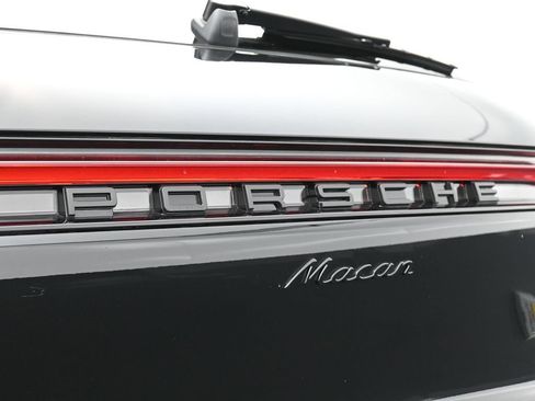 Certified 2025 Porsche Macan AWD/4WD image 14