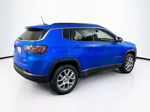 Used 2022 Jeep Compass Latitude w/ Sun and Sound Group AWD/4WD image 5
