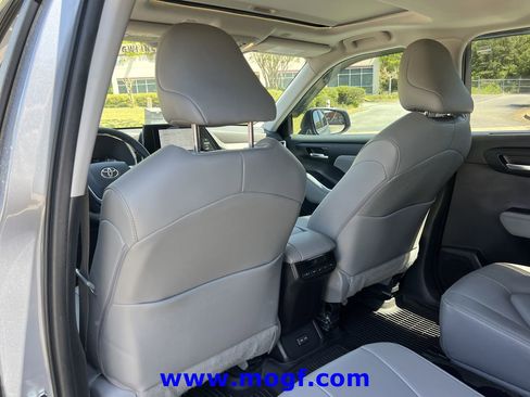 Used 2023 Toyota Highlander XLE image 21