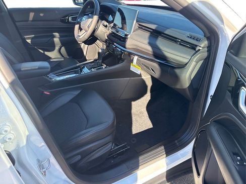 New 2026 Jeep Compass Latitude image 19