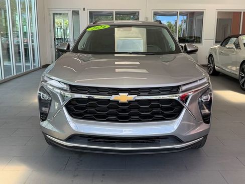 Used 2024 Chevrolet Trax LT w/ Driver Confidence Package FWD image 2