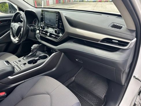 Used 2022 Toyota Highlander LE AWD/4WD image 38
