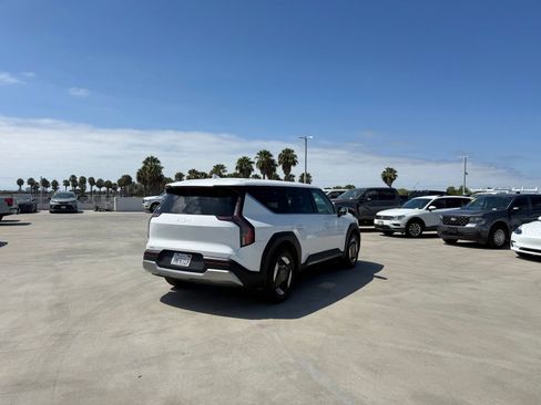 Used 2024 Kia EV9 Light Long Range RWD image 3