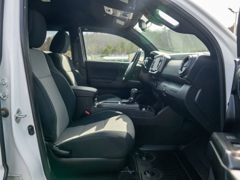 Used 2022 Toyota Tacoma TRD Off-Road w/ Technology Package image 13