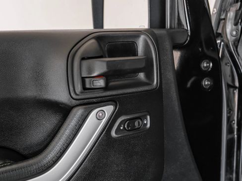 Used 2016 Jeep Wrangler Unlimited Rubicon image 38