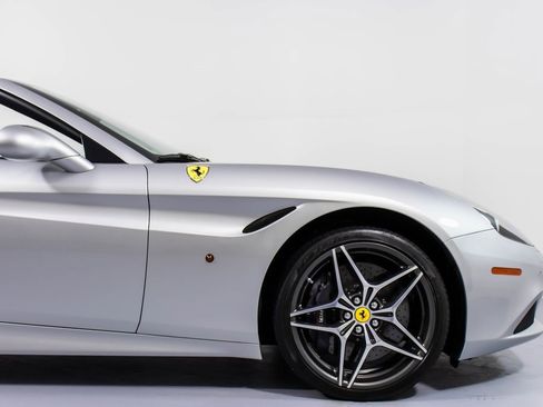 Used 2016 Ferrari California T image 16
