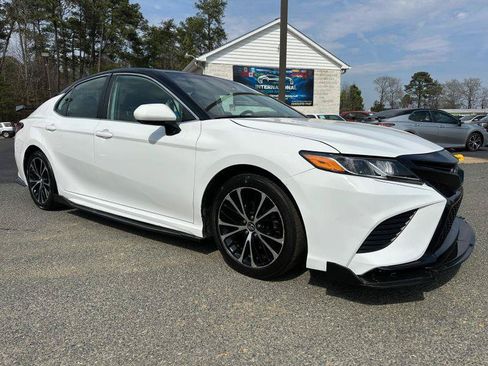 Used 2020 Toyota Camry SE FWD image 2