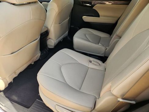 Used 2023 Toyota Highlander Limited image 20