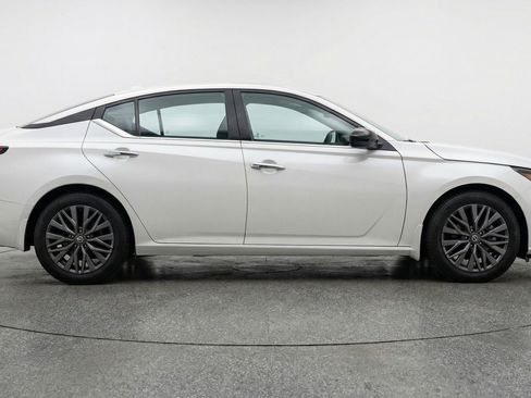 Used 2025 Nissan Altima 2.5 SV FWD image 8