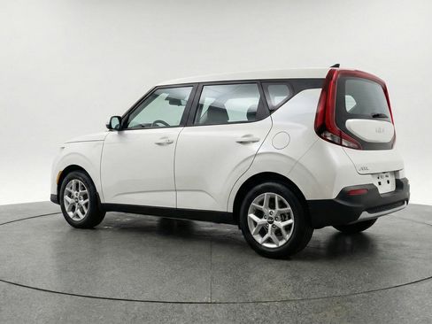 Used 2025 Kia Soul LX w/ LX Technology Package FWD image 6