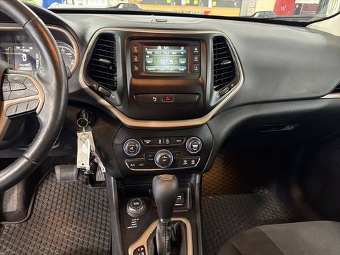 Used 2017 Jeep Cherokee Latitude w/ Safety/Convenience Group AWD/4WD image 5