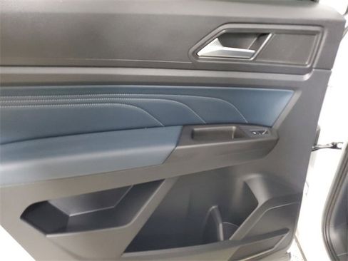 Used 2022 Volkswagen Atlas Cross Sport SEL R-Line image 9