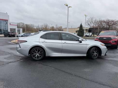 Used 2023 Toyota Camry SE image 10