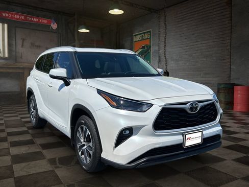 Used 2022 Toyota Highlander XLE AWD/4WD image 7
