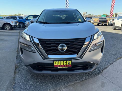 Used 2021 Nissan Rogue SV image 2