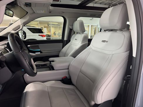 Used 2025 Ford Expedition Platinum image 16