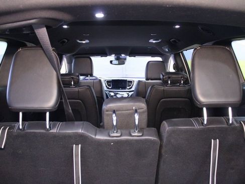 Used 2025 Chrysler Pacifica Select image 16