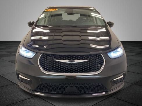 Used 2023 Chrysler Pacifica Touring-L FWD image 2