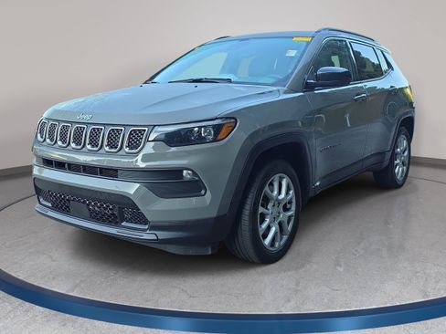 Used 2023 Jeep Compass Latitude w/ Sun and Sound Group AWD/4WD image 1