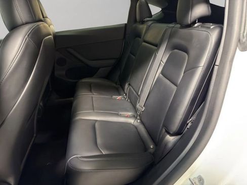 Used 2022 Tesla Model Y Long Range image 16