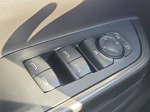 Used 2023 GMC Acadia SLT image 16