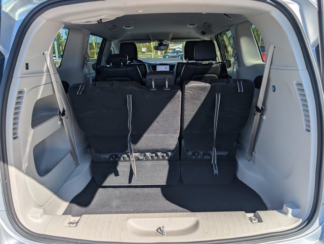 Used 2024 Chrysler Pacifica Touring-L FWD image 21