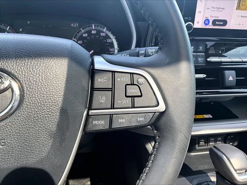Used 2024 Toyota Highlander XLE AWD/4WD image 16