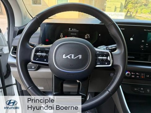 Used 2025 Kia Carnival FWD image 8