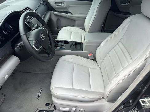 Used 2016 Toyota Camry XLE w/ Moonroof Package FWD image 9