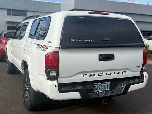 Used 2018 Toyota Tacoma TRD Sport image 3