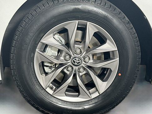 Used 2023 Toyota Sienna XLE FWD image 12