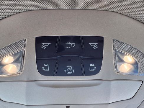 Used 2020 Chrysler Voyager Lxi image 20